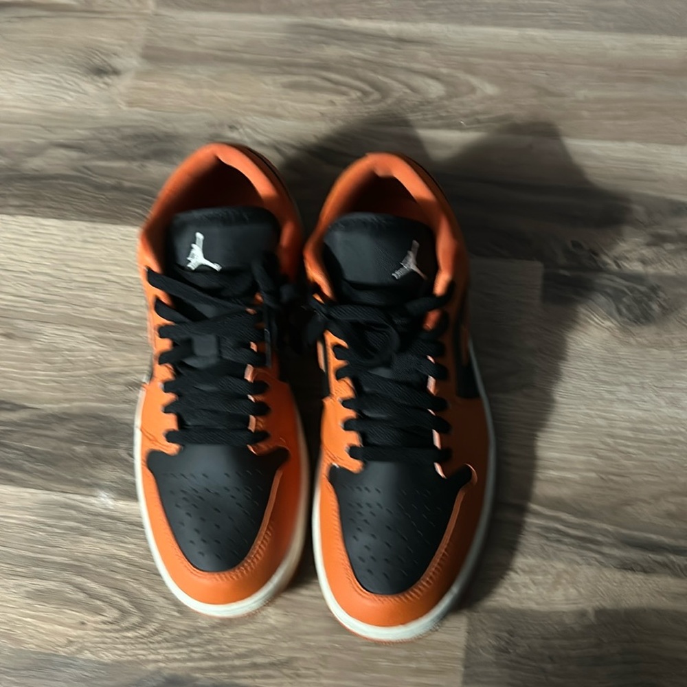 Women Jordan 1s size 10